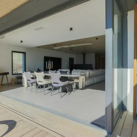 With Direct Access In Carnon